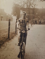 Mijn oma op de fiets in het dorp Valkenburg Zh. 1944